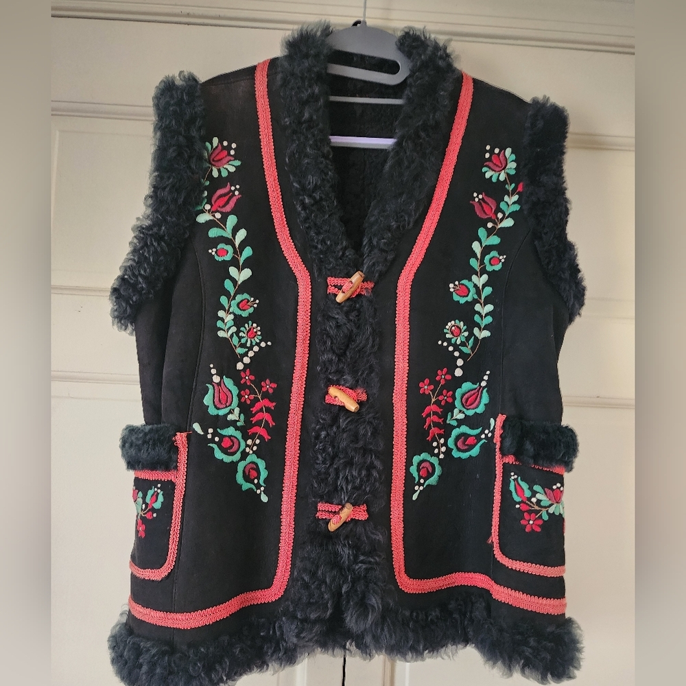 Embroidered Leather Suede Black Vest with Handcrafted by craftsmen..No Tag - Picture 2 of 9